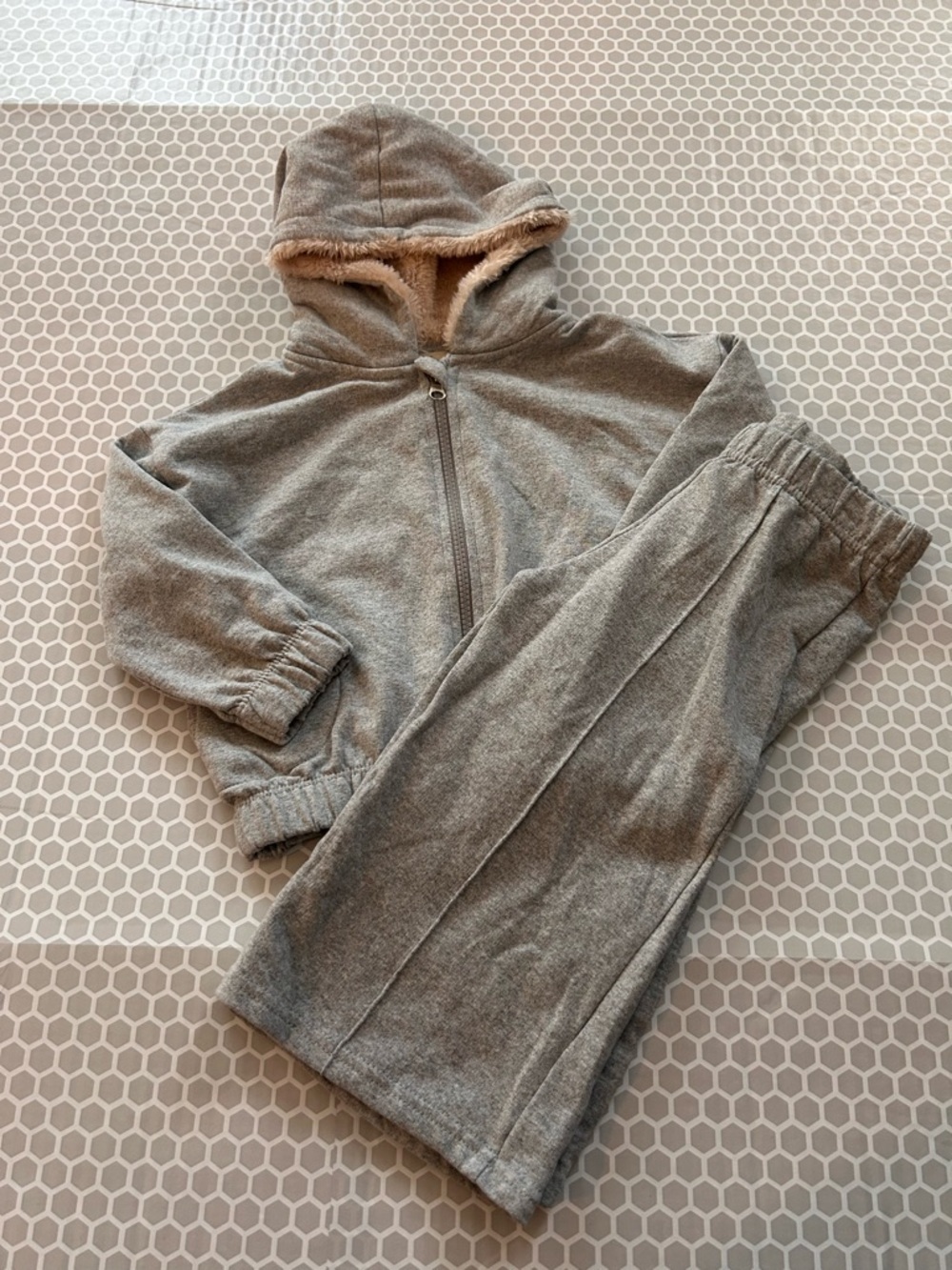 Jessica Simpson Tan Faux-Fur Lined Grey Hoodie and Matching Pants   Size 2T